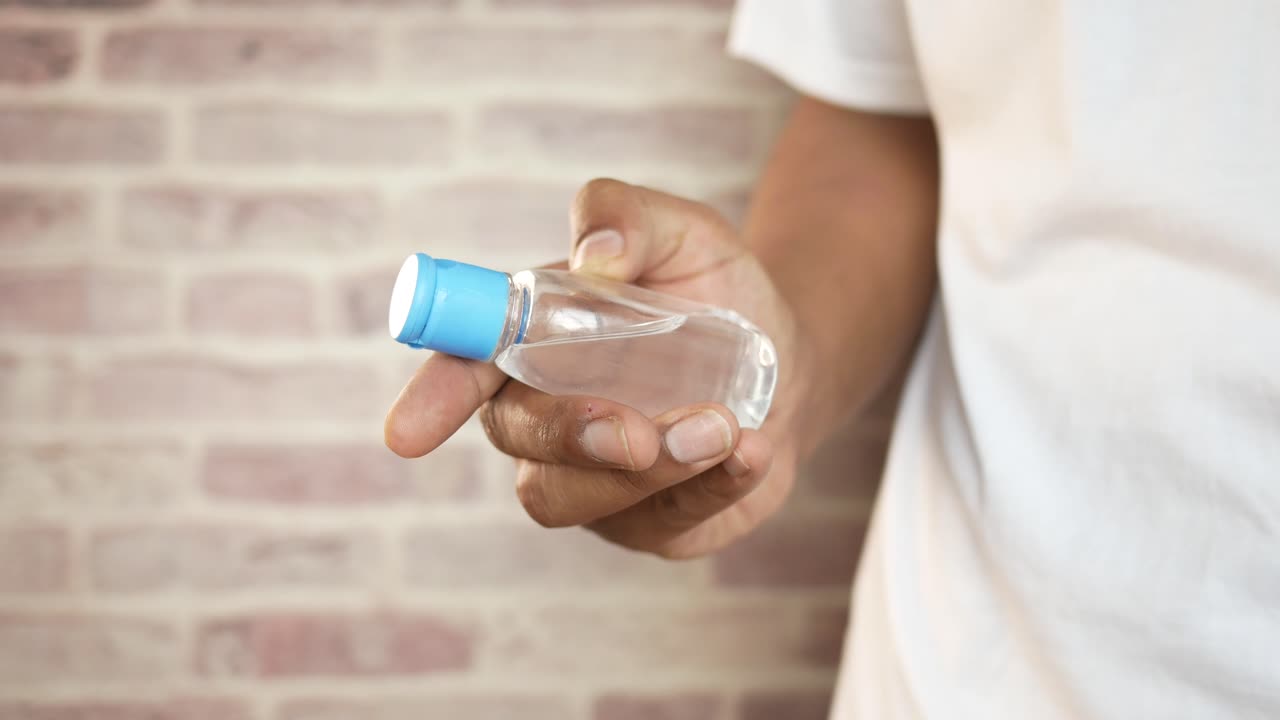 desinfectante para las manos en la mano