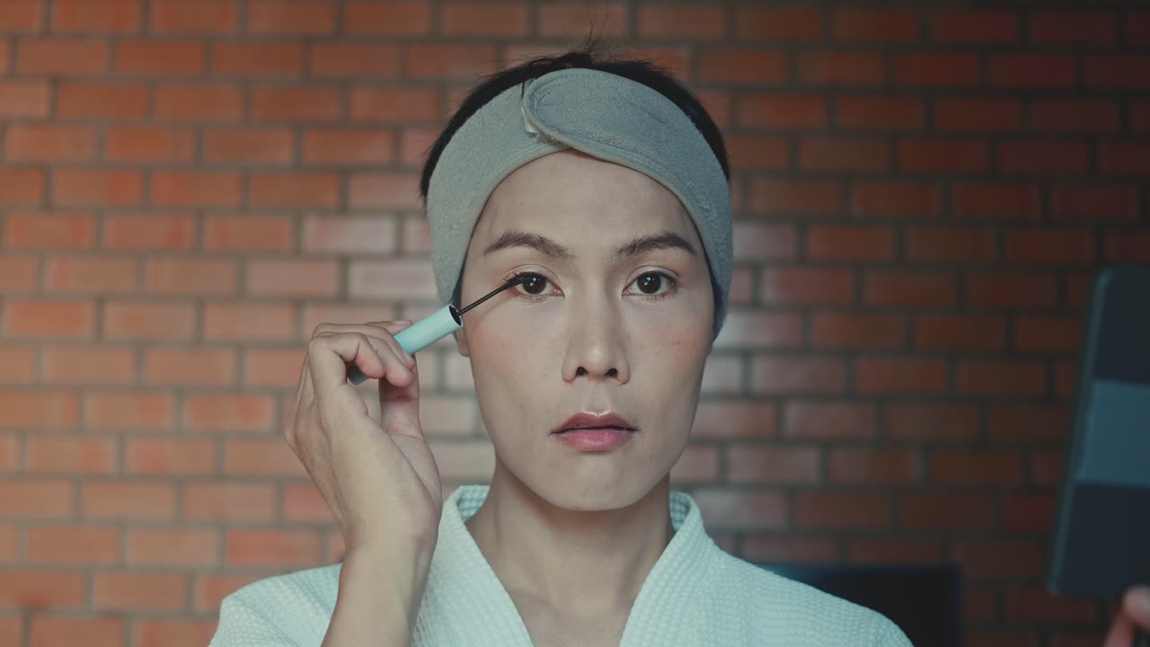 마스카라를 적용하는 여자