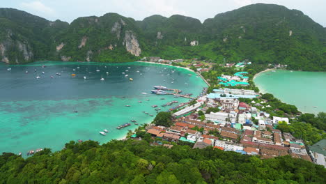 Tailandia-Islas-Koh-Phi-Phi-En-La-Provincia-De-Krabi-Vista-Panorámica-Aérea-De-La-Pintoresca-Bahía-Con-Playa-Tropical-Paradisíaca-Y-Montaña-Rocosa-Formación-De-Piedra-Caliza-Asia-Viajes-Destino-De-Vacaciones-Imágenes-De-Drones