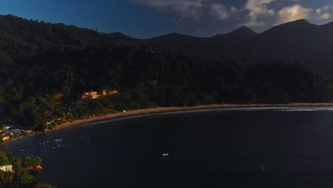 toma de drones de una playa de 7 millas de largo al atardecer ubicada en la isla caribeña de trinidad