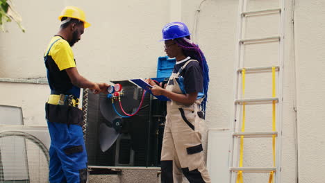 electricistas que están reacondicionando el sistema hvac