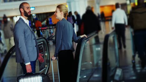 personas de negocios interactuando en una escalera mecánica