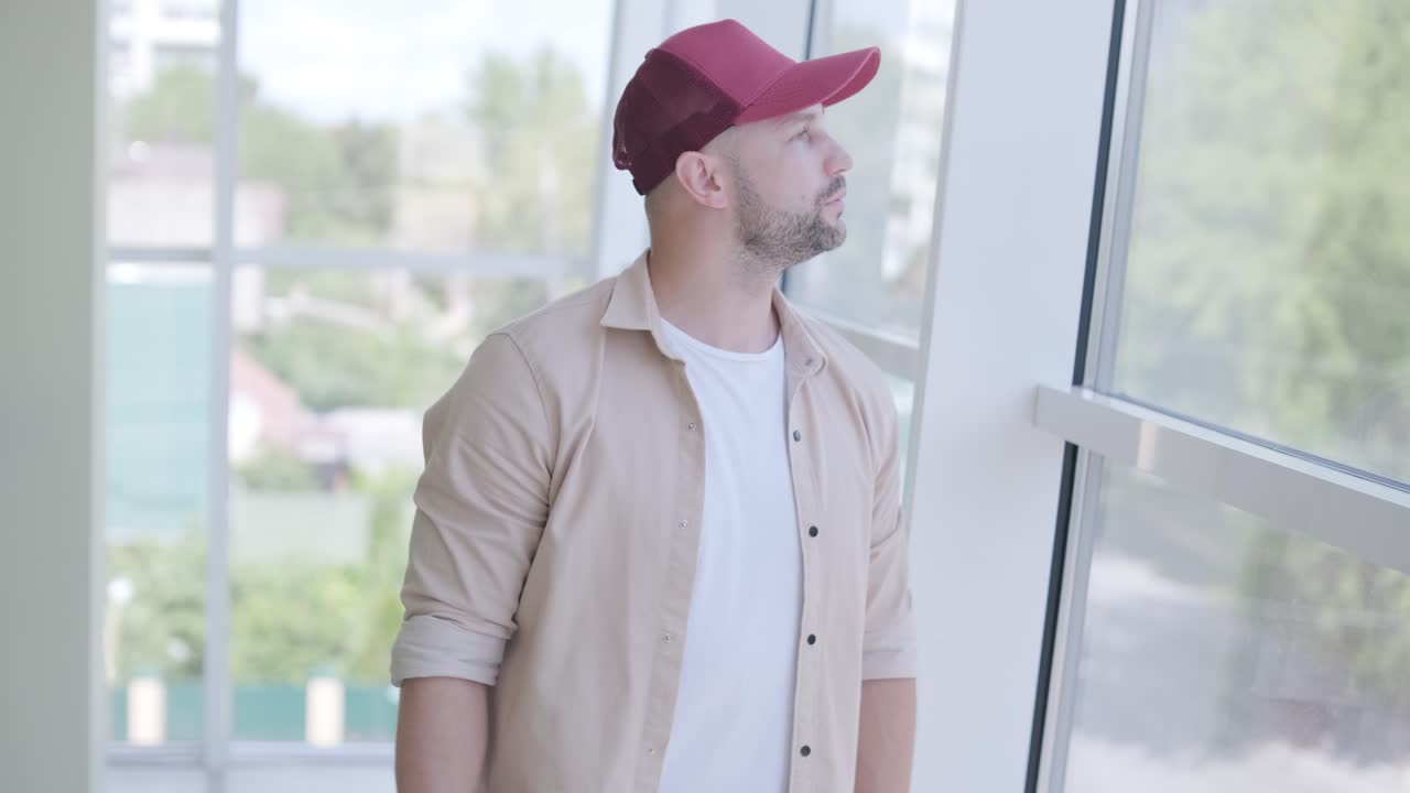 hombre bailando breakdance en un estudio moderno