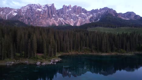 Efecto-Enrosadira-En-El-Lago-Carezza-En-El-Parque-Nacional-Dolomiti,-Italia