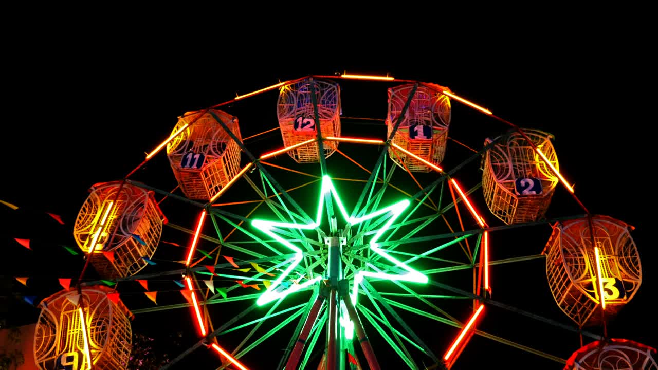 밤 시장에서 태국 페리스