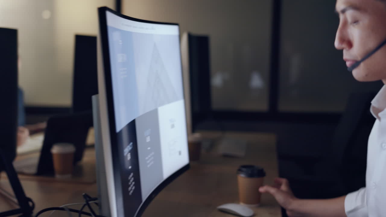 centro de llamadas, hombre de negocios y computadora