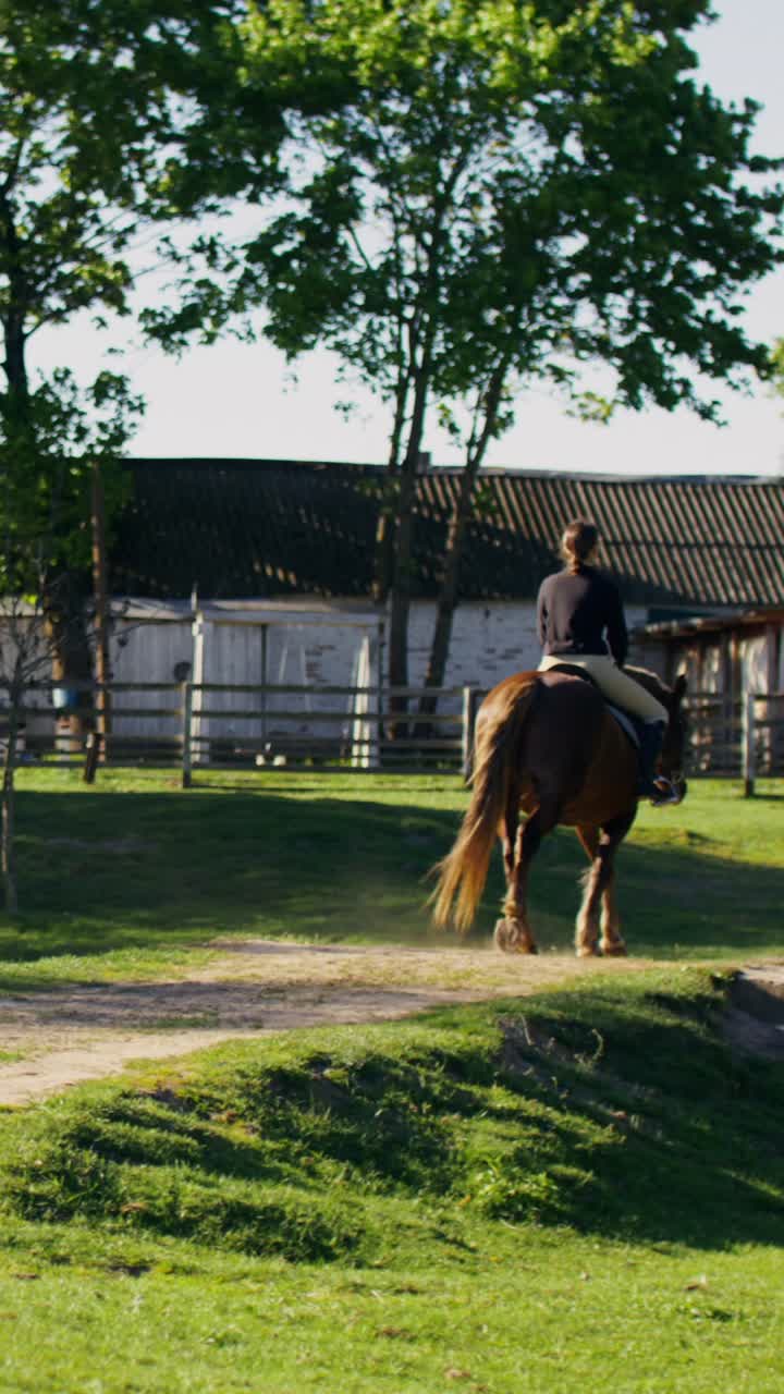 Mujer montando a caballo en una granja
