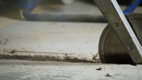 cerrar en la zanja de inyección limpiar por disco de molienda de metal correr en molienda