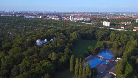 Schöner-Luftflug-Von-Oben,-öffentliches-Schwimmbad-Der-Stadt-Berlin,-Deutschland-In-Europa,-Sommertag-2023