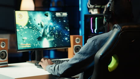 hombre divirtiéndose jugando a videojuegos en una computadora de escritorio