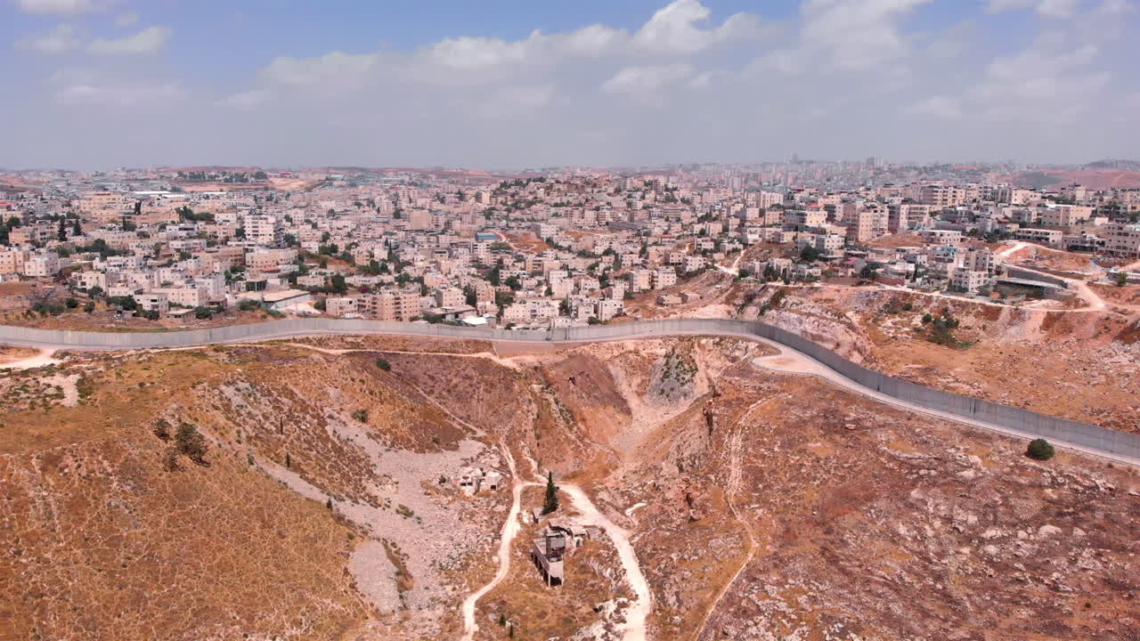 Vista aerea sul campo profughi di Qalandiya e sul muro di sicurezza