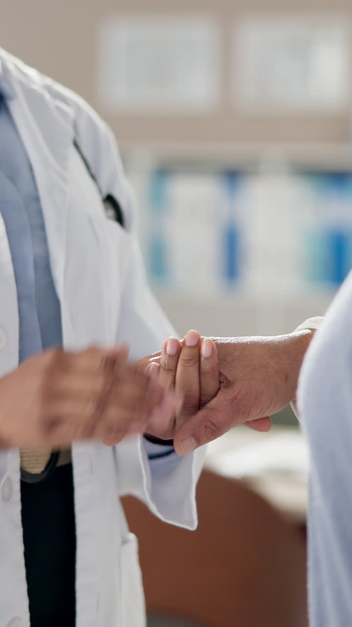 medico che tiene la mano del paziente