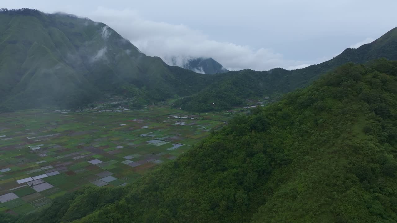 Solopgang oplyser mosaikmønstre af landbrugsjord, Sembalun, Lombok, Indonesien