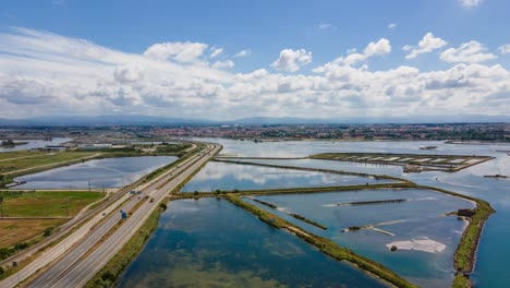 hiperlapso aéreo sobre una carretera con mucho tráfico