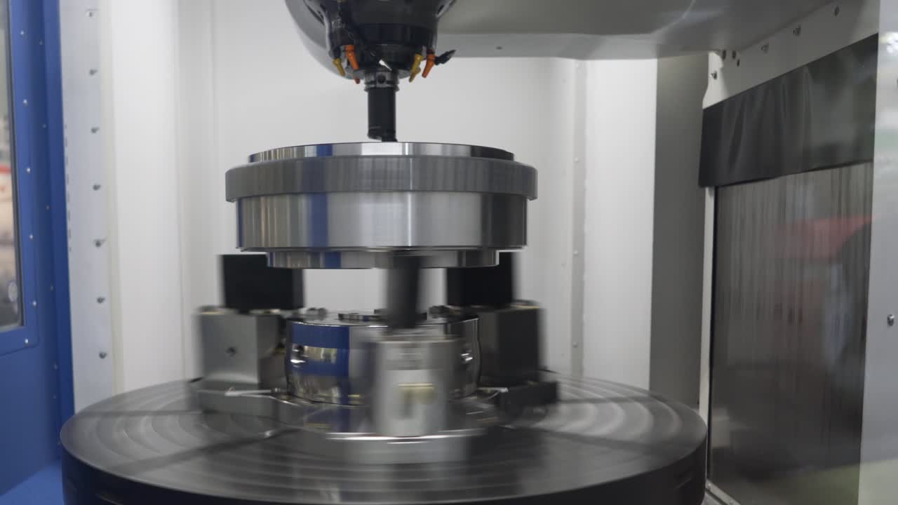 금속 가공 cnc lathe milling machine. 금속 절단 현대 가공 기술.