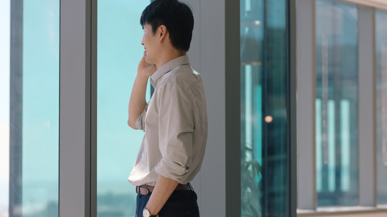 스마트폰을 사용하는 아시아 사업가 고객과 채팅하는 금융 자문가 비즈니스 거래 협상 기업 판매 임원 전문가 조언을 공유하는 사무실에서 전화 통화를 통해 창문을 바라보는