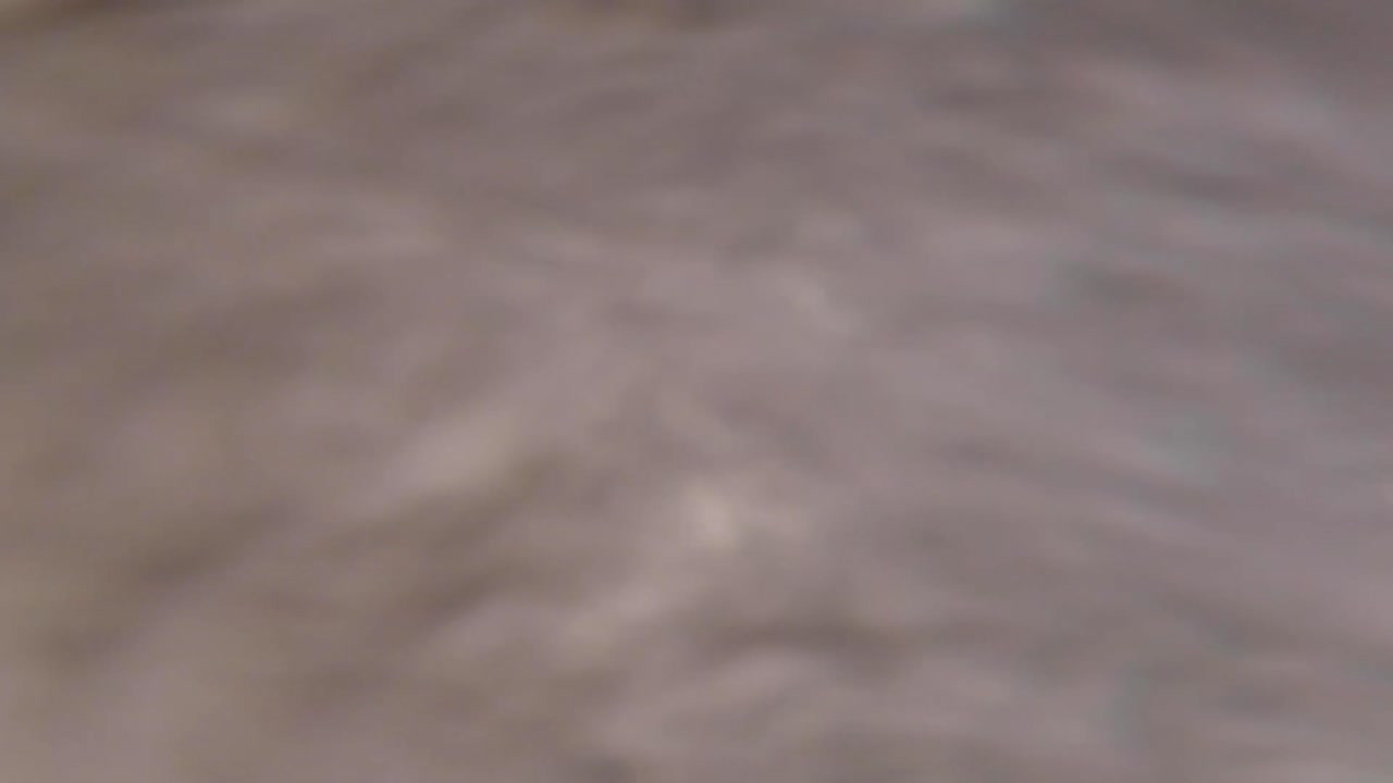 baforeira, cascais에서 약간의 힘과 강한 기동력으로 백사이드 무드로 서핑