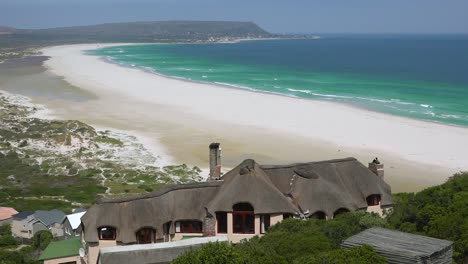 Una-Gran-Mansión-Se-Encuentra-En-Una-Playa-Cerca-De-Ciudad-Del-Cabo,-Sudáfrica-1