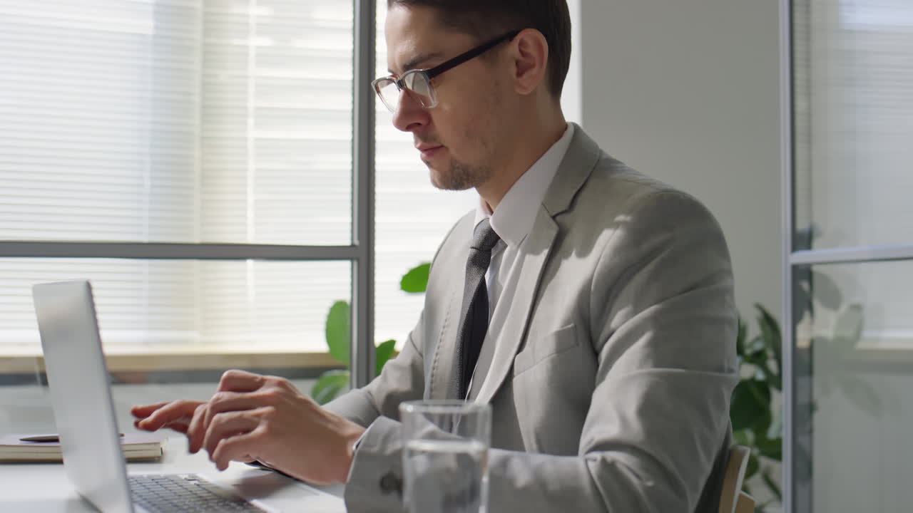 Forretningsmand arbejder på laptop på kontoret