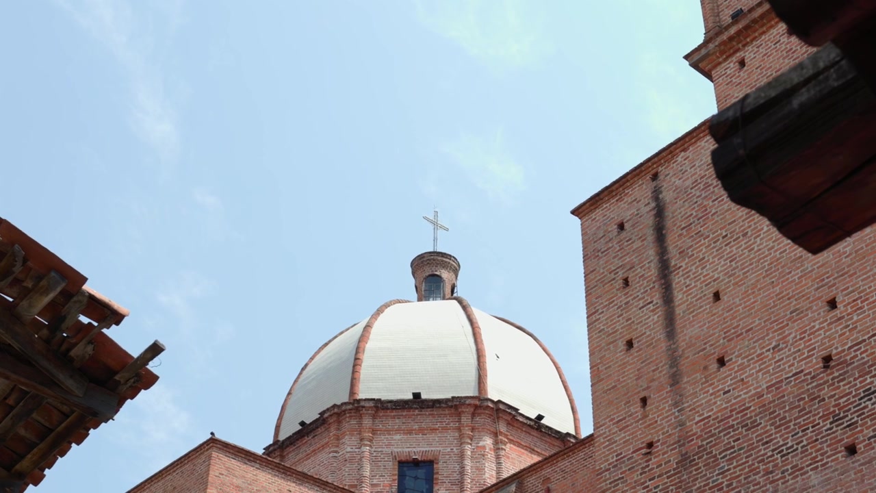 Imponente cupola bianca del Tempio di Sant'Antonio nel centro di Tapalpa, Jalisco, Messico. Ripresa dal basso