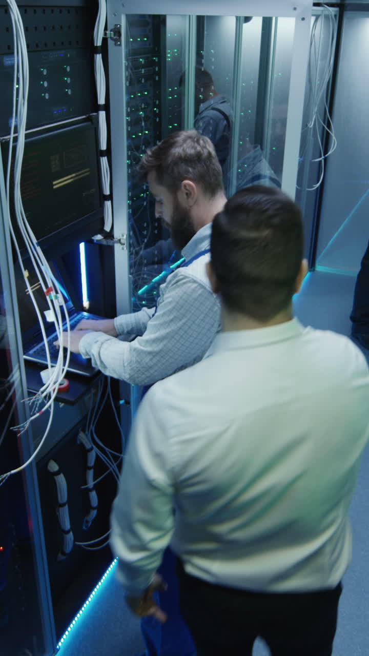 técnico informático trabajando en una sala de servidores