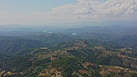 Tanneron-France-Aerial-V21-Panorama-Hochwinkel-Orbitaufnahme,-Die-Die-Malerische-Berglandschaft-Von-Peymeinade,-Le-Tignet-Und-Mandelieu-La-Napoule-Tagsüber-Mit-Wunderschöner-Wolkenlandschaft-Einfängt-–-Juli-2021