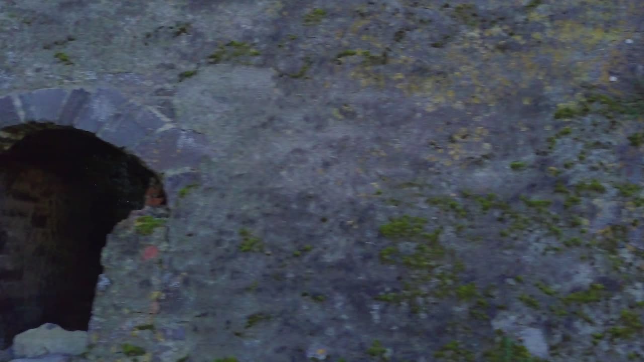 un dron dinámico escanea las paredes del castillo de menlo, luego entra por una puerta.