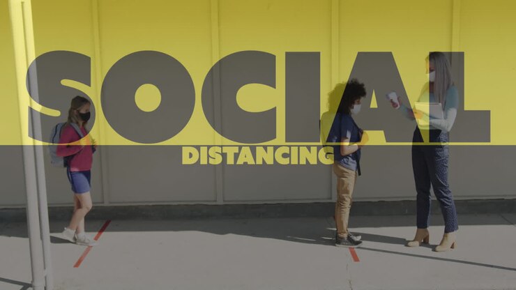 Animação de distanciamento social, professor e alunos com máscaras faciais tendo a temperatura verificada