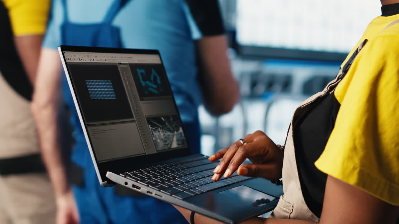 paneles solares de la industria 4.0 trabajador de la planta rastreando la producción de energía usando una computadora portátil