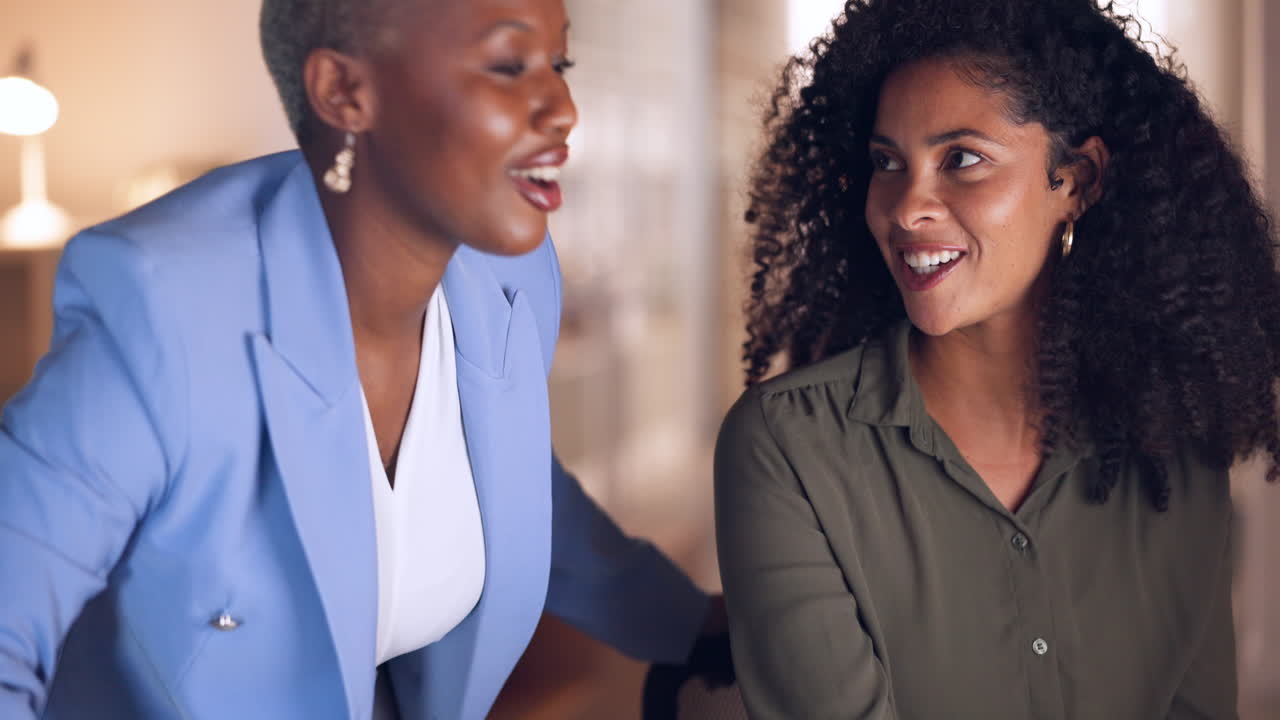 colaboración, "high five" y mujeres de negocios