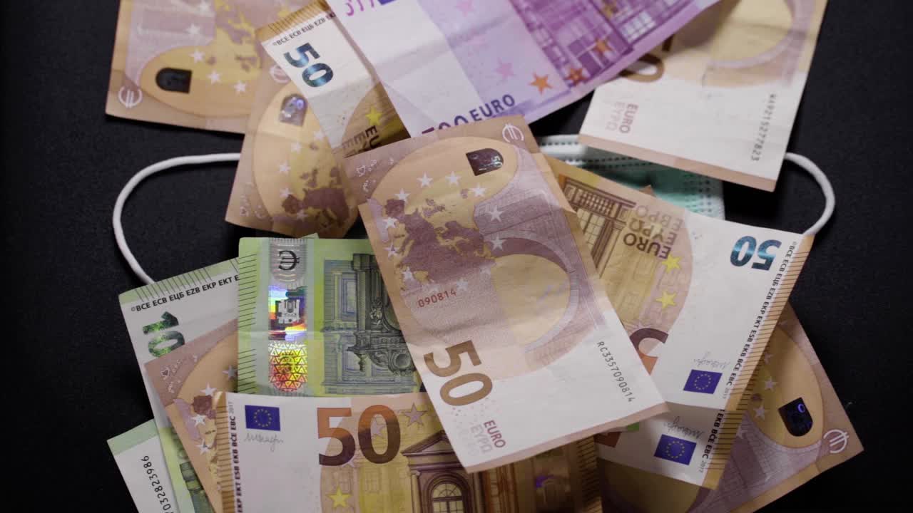 Europæiske regeringer kaster penge efter den nuværende coronaviruspandemi for at beskytte menneskeliv, personlige værnemidler