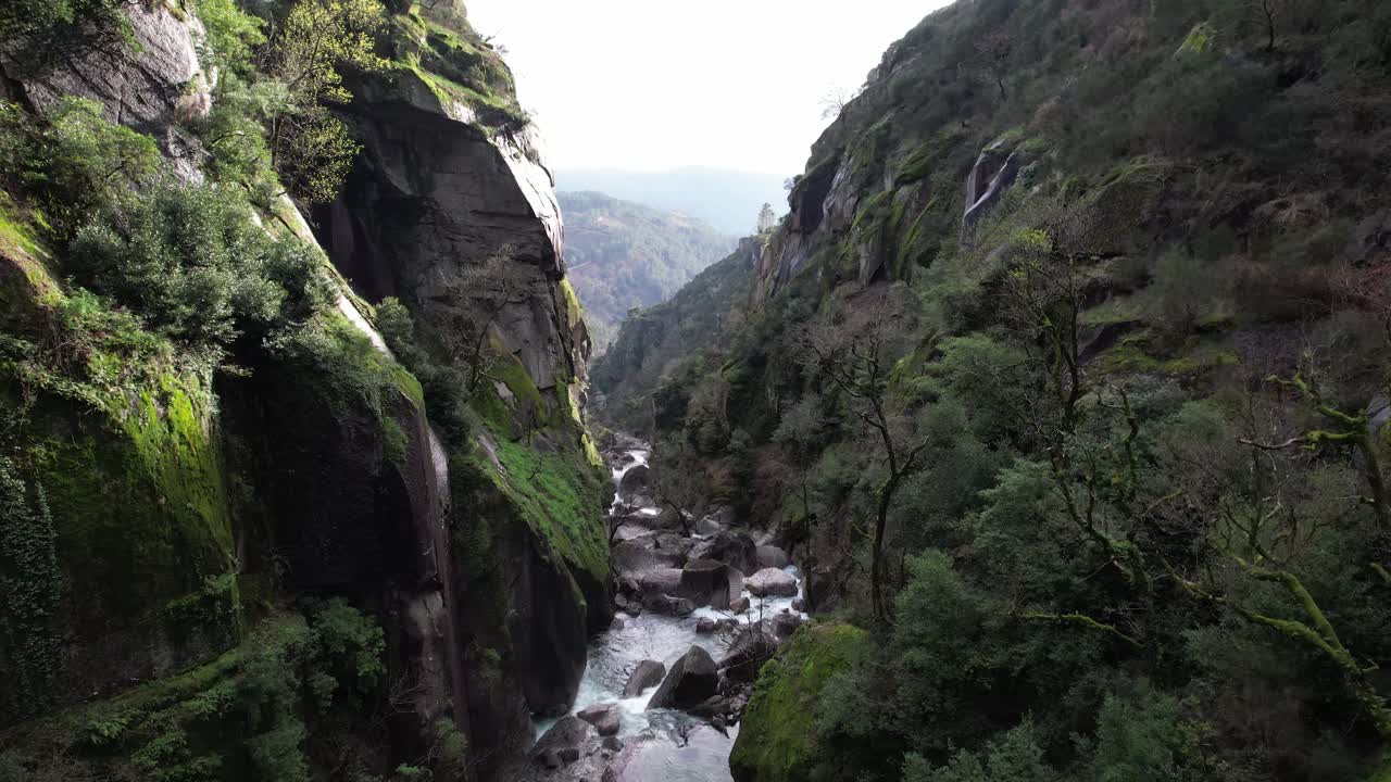volar por encima de un hermoso paisaje natural desde faião gerês portugal