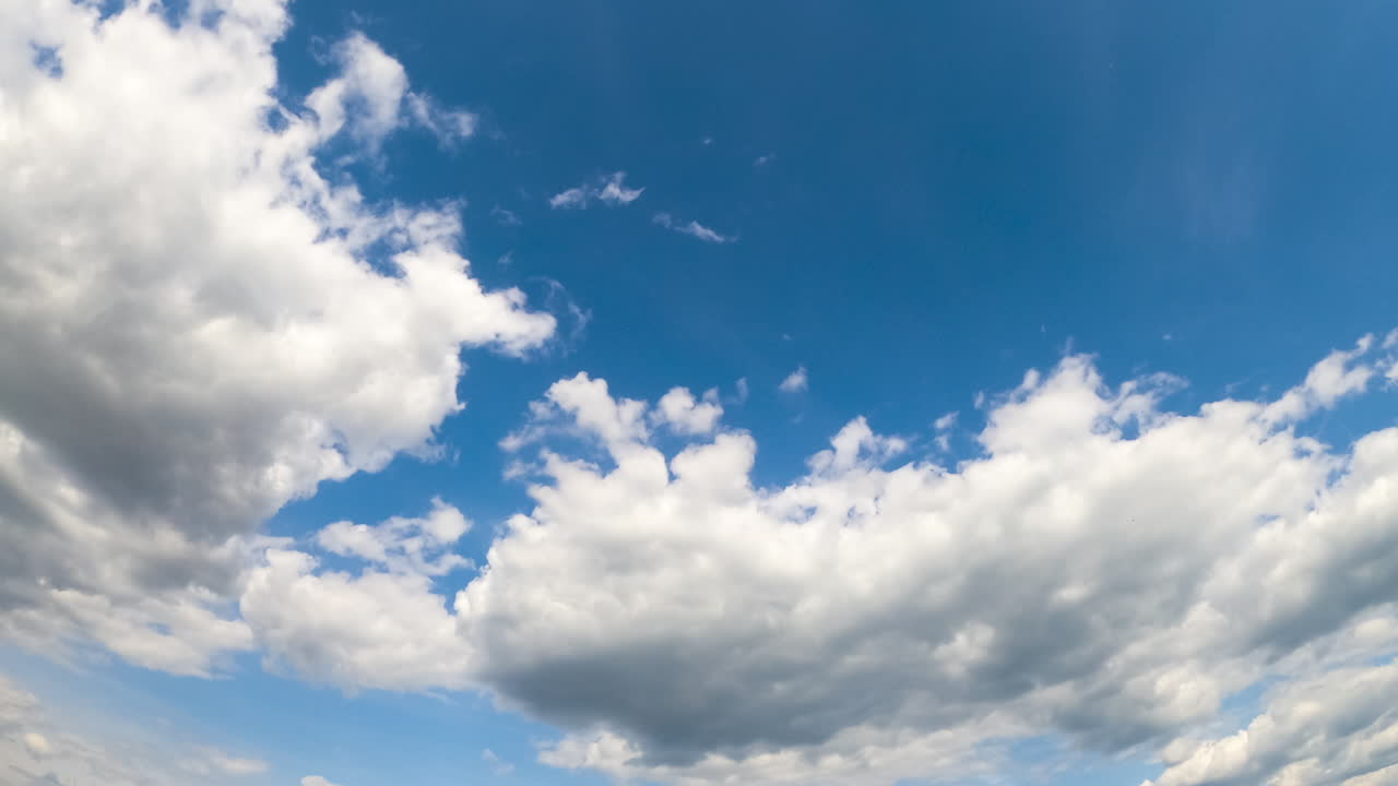 cielo azul con nubes cumulus