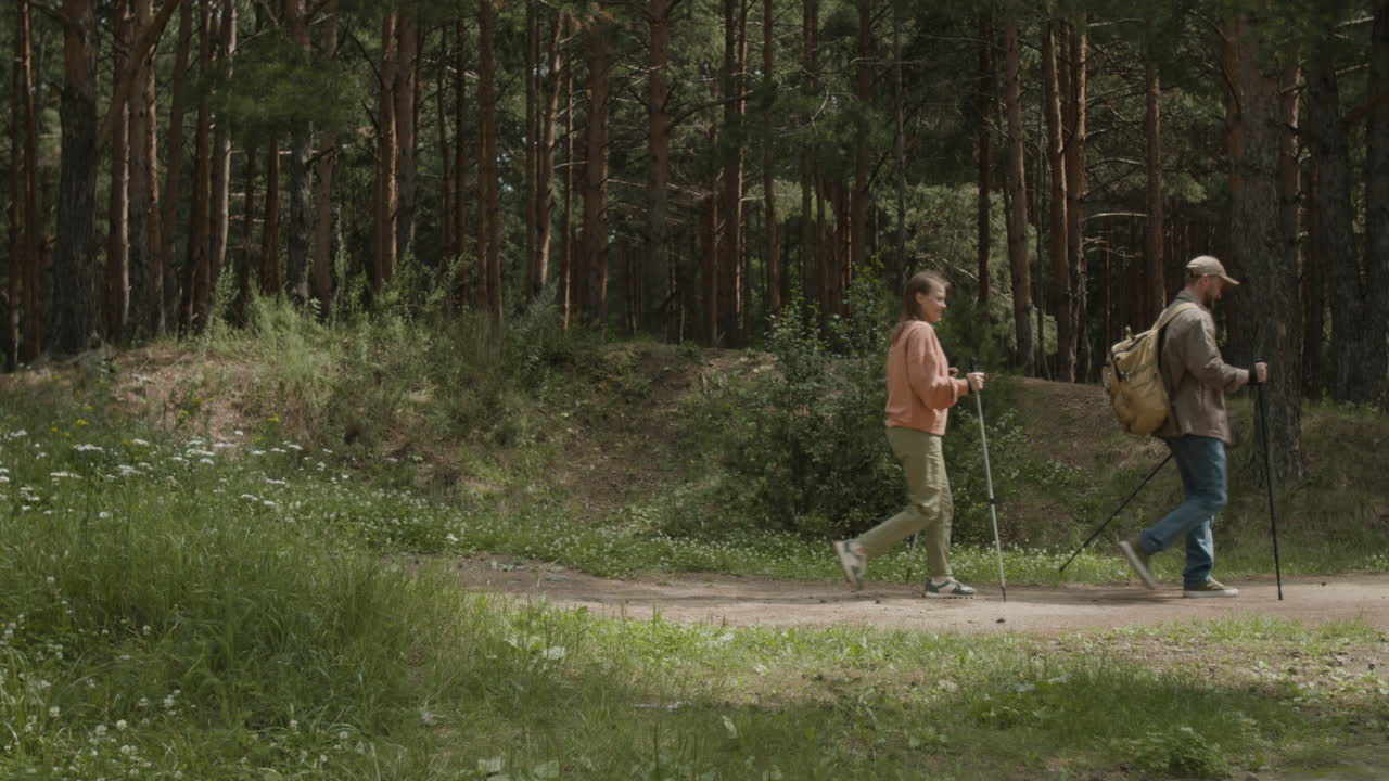 pareja de senderismo en el bosque