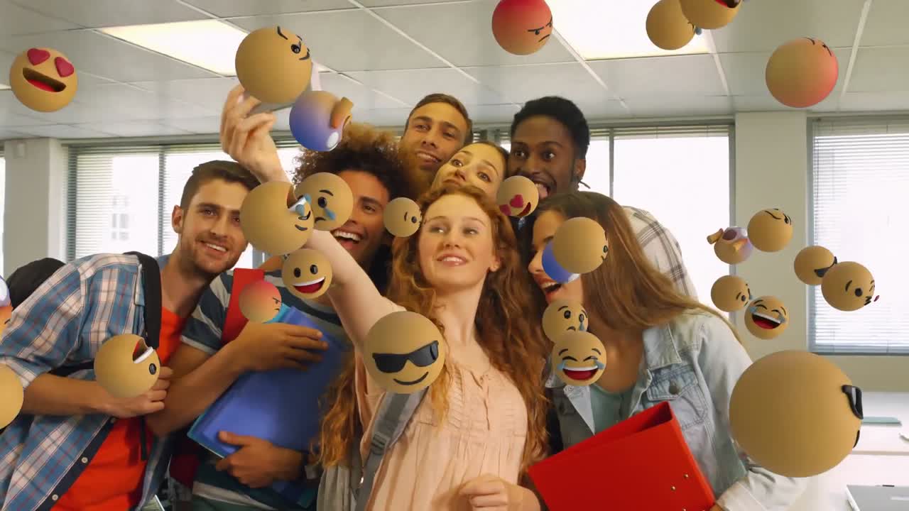 iconos de emoji con amigos tomando una selfie en el fondo