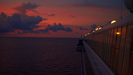 Blick-Vom-Deck-Eines-Kreuzfahrtschiffes,-Das-Bei-Sonnenaufgang-Auf-Dem-Meer-Segelt