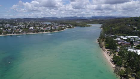 Tallebudgera-Creek---Vía-Fluvial-Tranquila-En-Queensland,-Australia,-Popular-Para-Nadar-Y-Otras-Actividades-Acuáticas