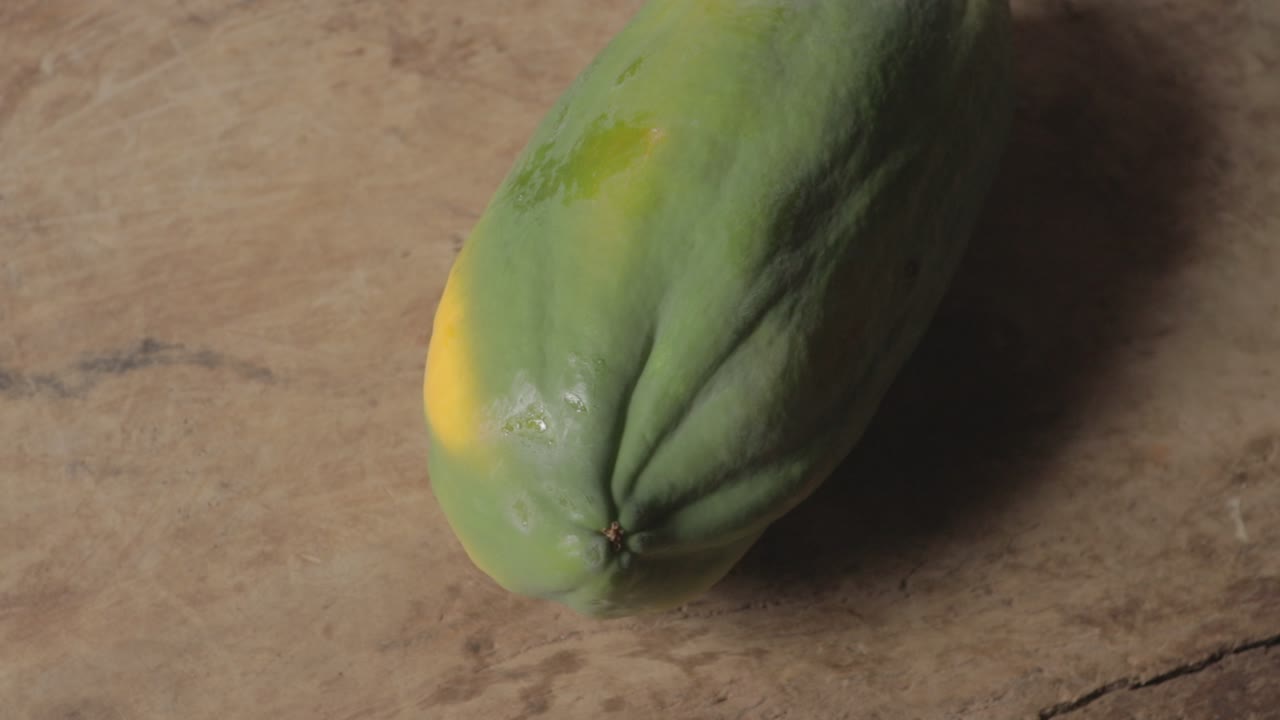 나무 배경에 고립 된 신선한 파파야 과일