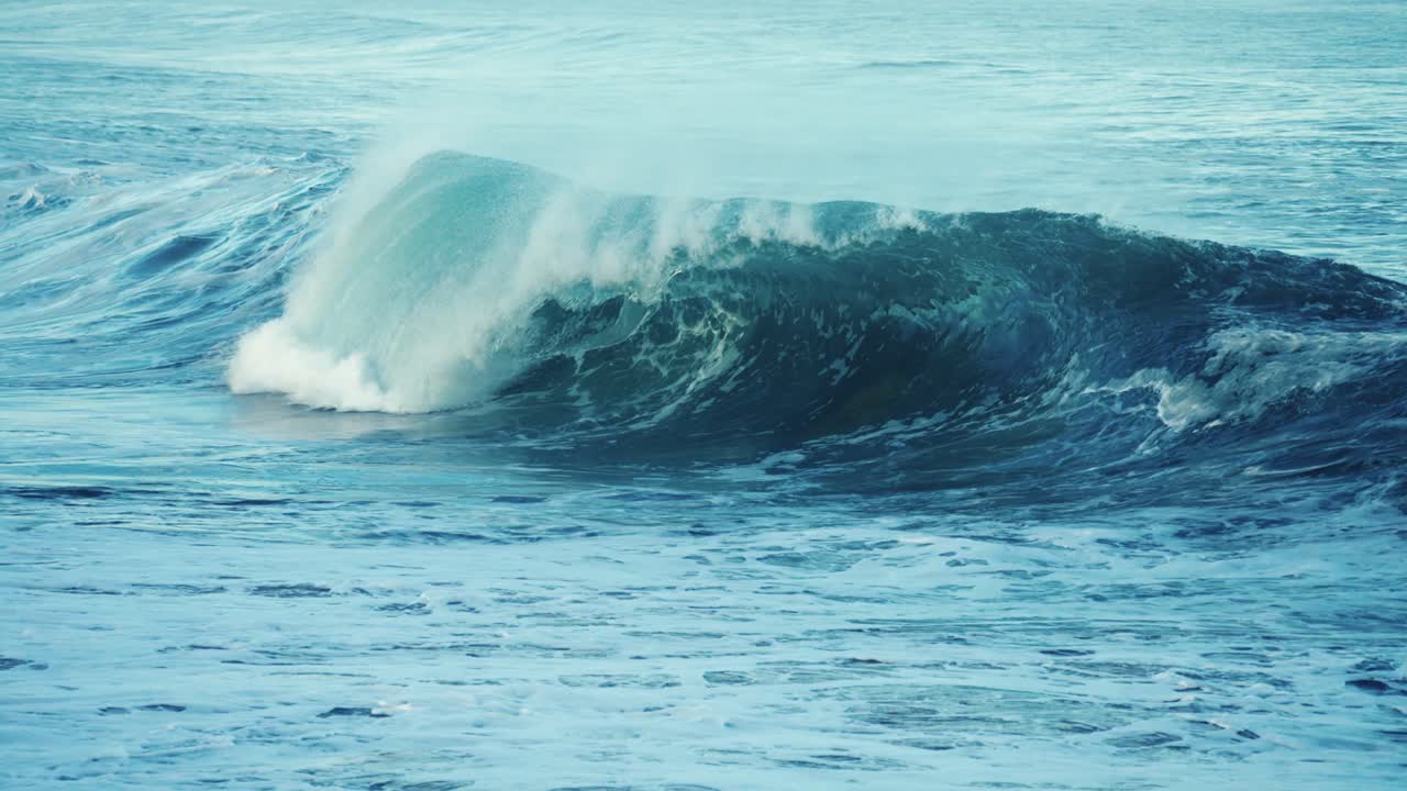 아름다운 슬로우 모션 슬로 모 파도가 하와이의 바다 해안에서 부서지고 부서집니다.