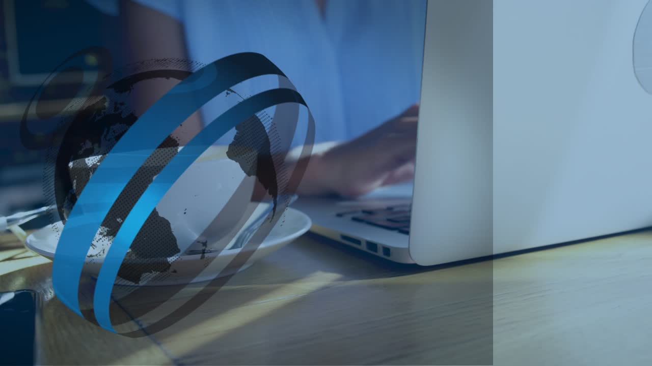 animación del globo con conexiones sobre mujer caucásica usando computadora portátil