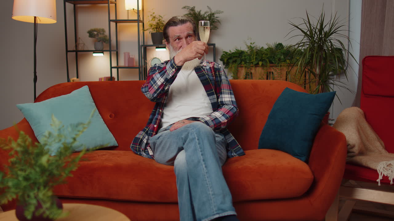 즐거운 시니어  ⁇ 은 할아버지가  ⁇ 페인 한 잔을 들고 환호하고, 마시고, 성공을 축하하고 승리합니다.