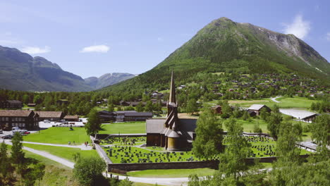 Vista-Aérea-De-La-Iglesia-De-Madera-De-Lom-En-Lom,-Noruega