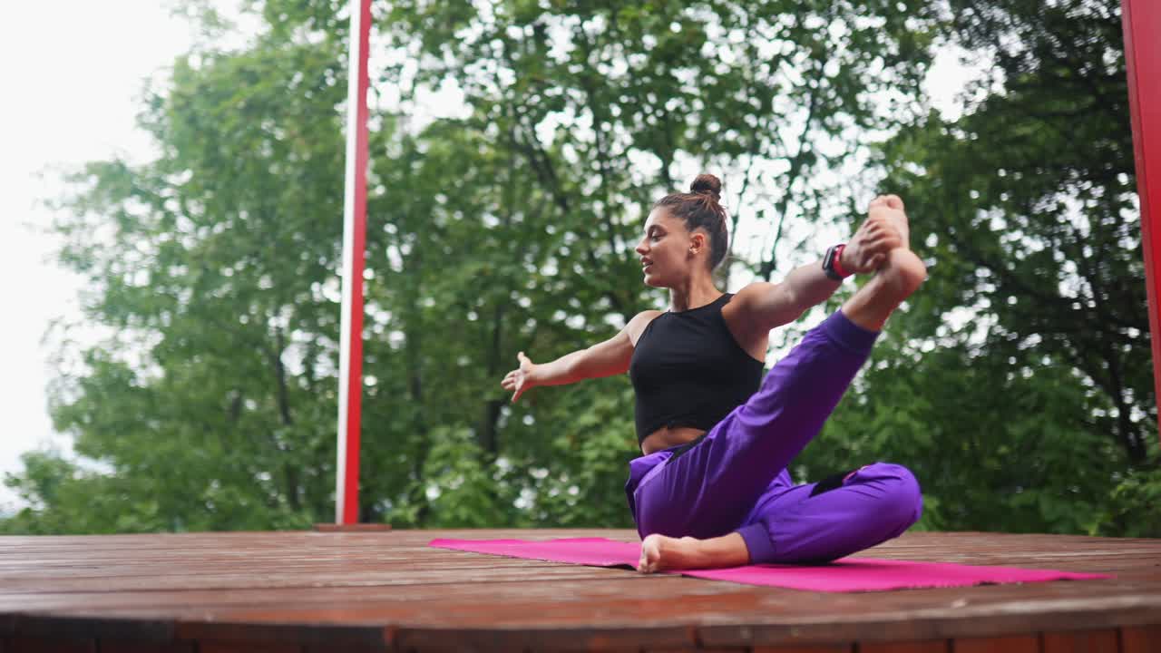 mujer practicando yoga al aire libre