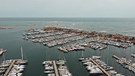 Mar-Y-Puerto-Desde-Toma-Aérea-De-Drones