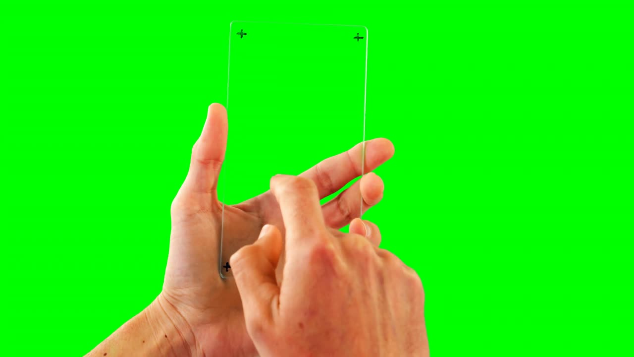 hombre usando un teléfono móvil transparente