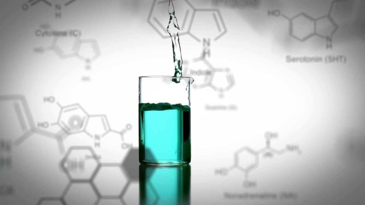 앞면에 있는 화학 화합물의 데이터와 구조 공식과 함께 떨어지는 실험실 컵