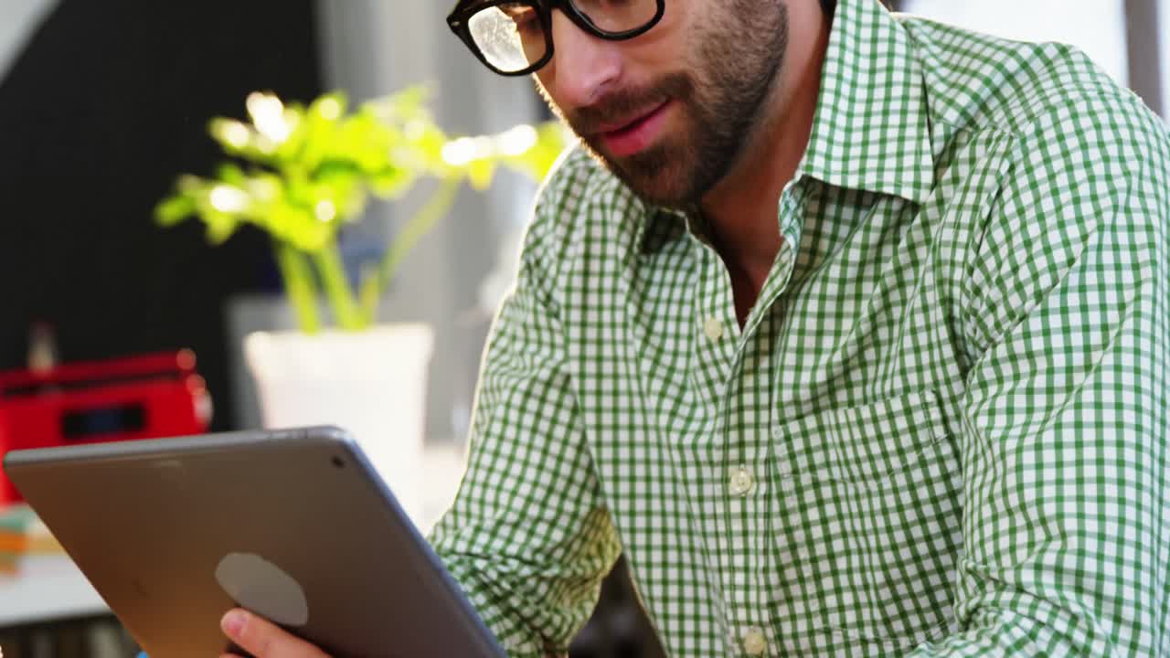 ejecutivo de negocios que usa tableta digital