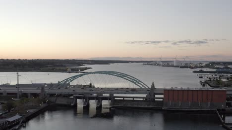 Bogenbrücke-über-Den-Providence-River-Mit-Abendverkehr-Bei-Sonnenuntergang