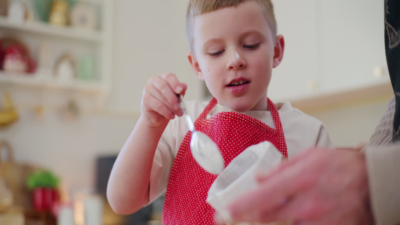 미소 짓는 소년과 아빠가 부에서 요리합니다.