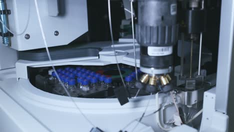 el muestreador automático de cerca recoge la muestra para el análisis de hplc